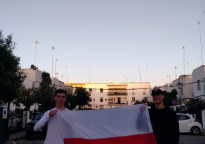 Uczniowie z biało-czerwoną flagą w Sevilii